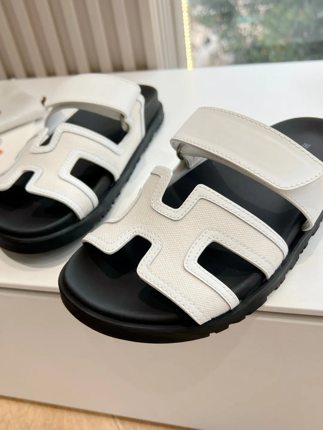 👟👟Ex-factory price 440👟👟 (Top version) H family 2024 spring and summer new style HERMES Hermes' recently popular couple's shoes, pig nose angle sandals and slippers, paired with various colorful socks, very trendy. Upper lining: imported original leather. Outsole: non-slip and wear-resistant outsole. Size: female 35-42 (40/42 non-returnable and non-exchangeable) Men’s size: 39-45 (45 is non-refundable and non-exchangeable)